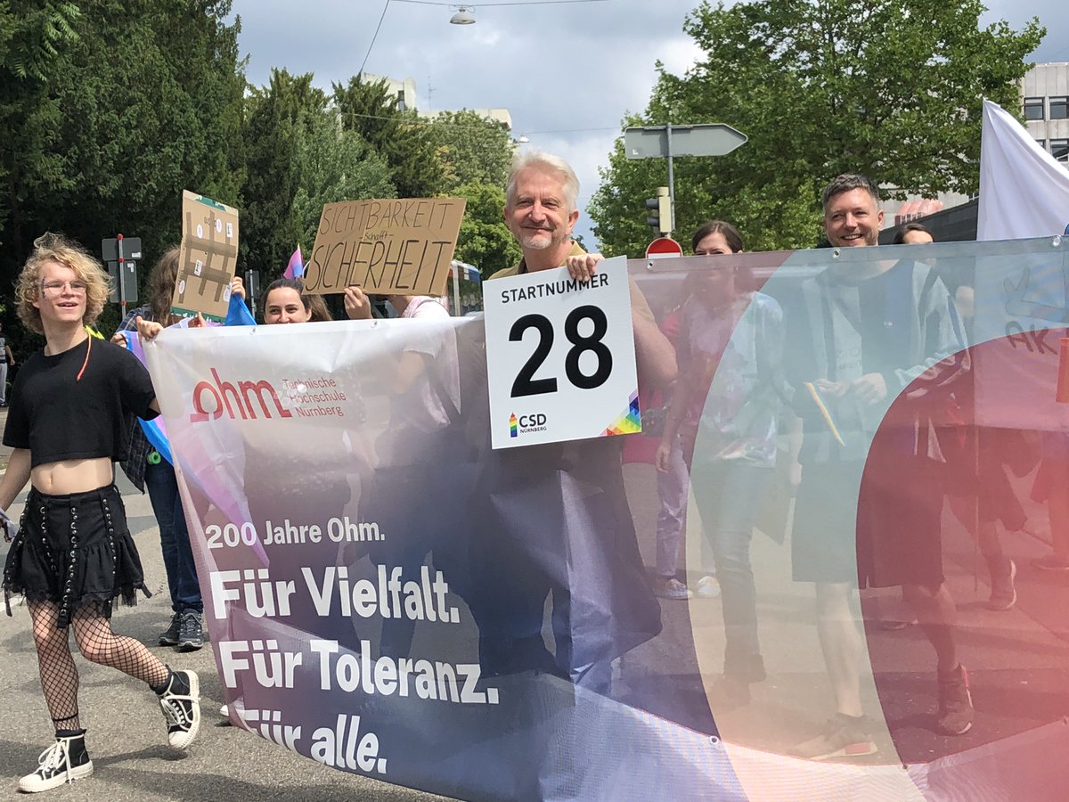 🏳️‍🌈 Die Ohm war Teil der #ChristopherStreetDay Demo: Studierende, Mitarbeitende und Lehrende waren unter den 11.000 Menschen, die durch Nürnberg gezogen sind. Die Initiative wurde zusammen mit der Pride@Ohm-Arbeitsgruppe unserer Studierendenvertretung ASTA umgesetzt 🙏