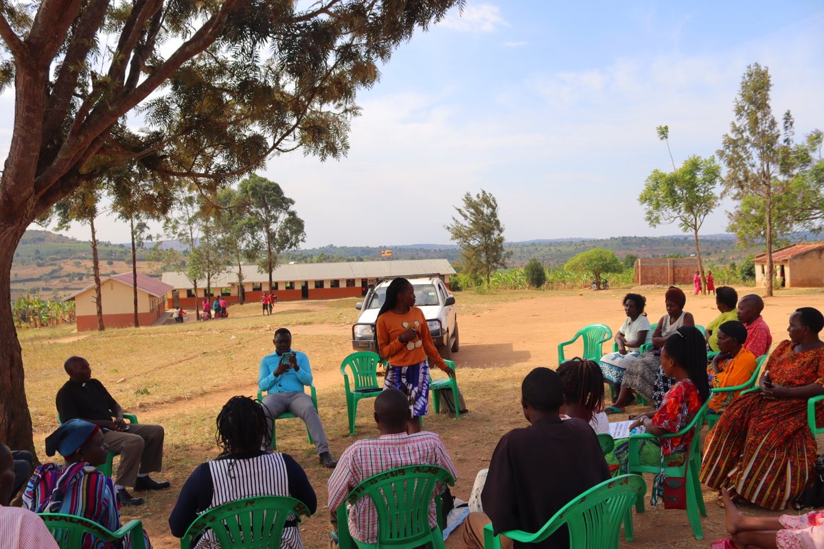 kisoboka_africa's tweet image. Our Volunteer Meron, sensitizes the Nakalinzi #SCOBA members about our #RevolvingFund project and how it can benefit the SCOBA and their members.

The Revolving Fund project boosts the cash portfolio of the SCOBA to enable it to give loans to its members to invest in their #IGAs.