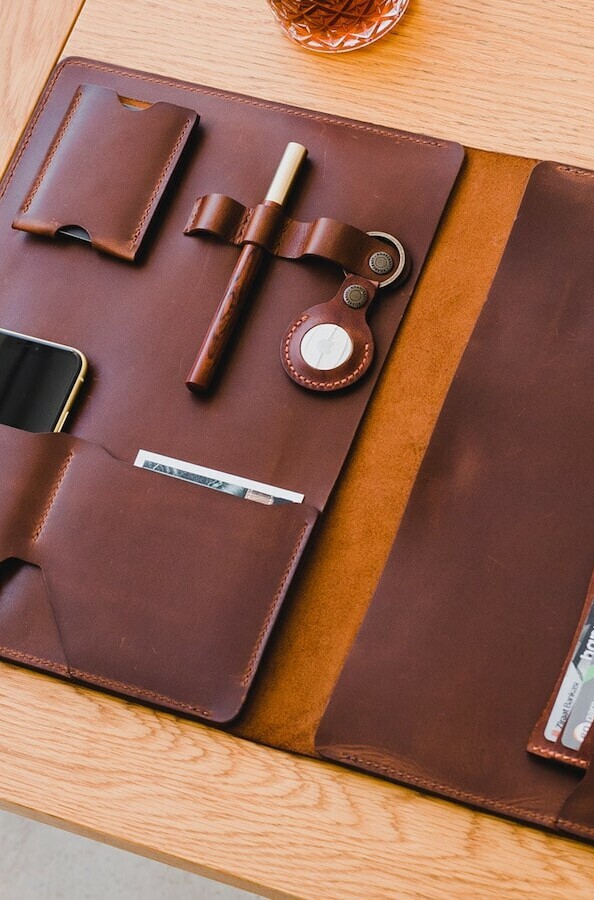 GadgetFlow's tweet image. Discover the ultimate blend of style and functionality: @roarcraftco  Leather MacBook Organizer! 📚💼 
Keep your essentials in place with a touch of sophistication. #EverydayEssentials #OrganizedTech 🌟👜 
Explore: gadget.nyc/roarcraft1
