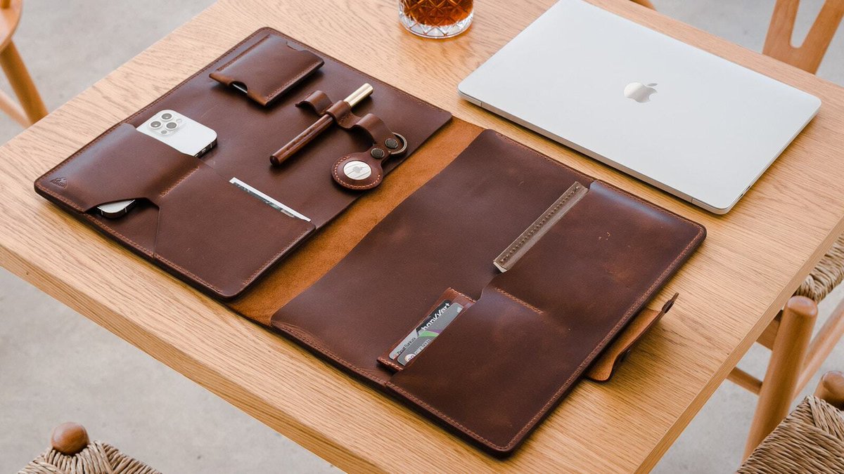 GadgetFlow's tweet image. Discover the ultimate blend of style and functionality: @roarcraftco  Leather MacBook Organizer! 📚💼 
Keep your essentials in place with a touch of sophistication. #EverydayEssentials #OrganizedTech 🌟👜 
Explore: gadget.nyc/roarcraft1