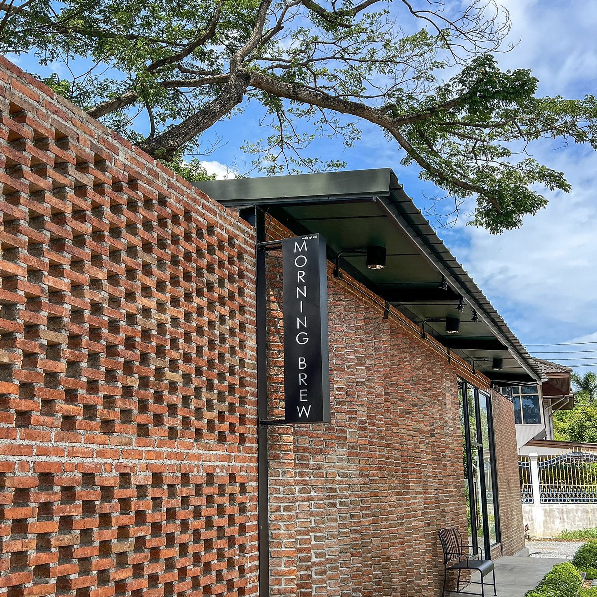 eatthump's tweet image. ไปเจอคาเฟ่เปิดใหม่ ชื่อ Morning Brew Cafe ที่พุมธมณฑลสาย1 ฟีลจิบกาแฟใต้ต้นไม้ใหญ่ สดชื่นสุด ยิ่งมาเช้าๆ แสงกำลังดี พาดผ่านร้าน คือสวย ปัง เครื่องดื่ม+ขนมอร่อยมาก ต้องมาซ้ำ @aroii #รีวิวคาเฟ่ #คาเฟ่เปิดใหม่