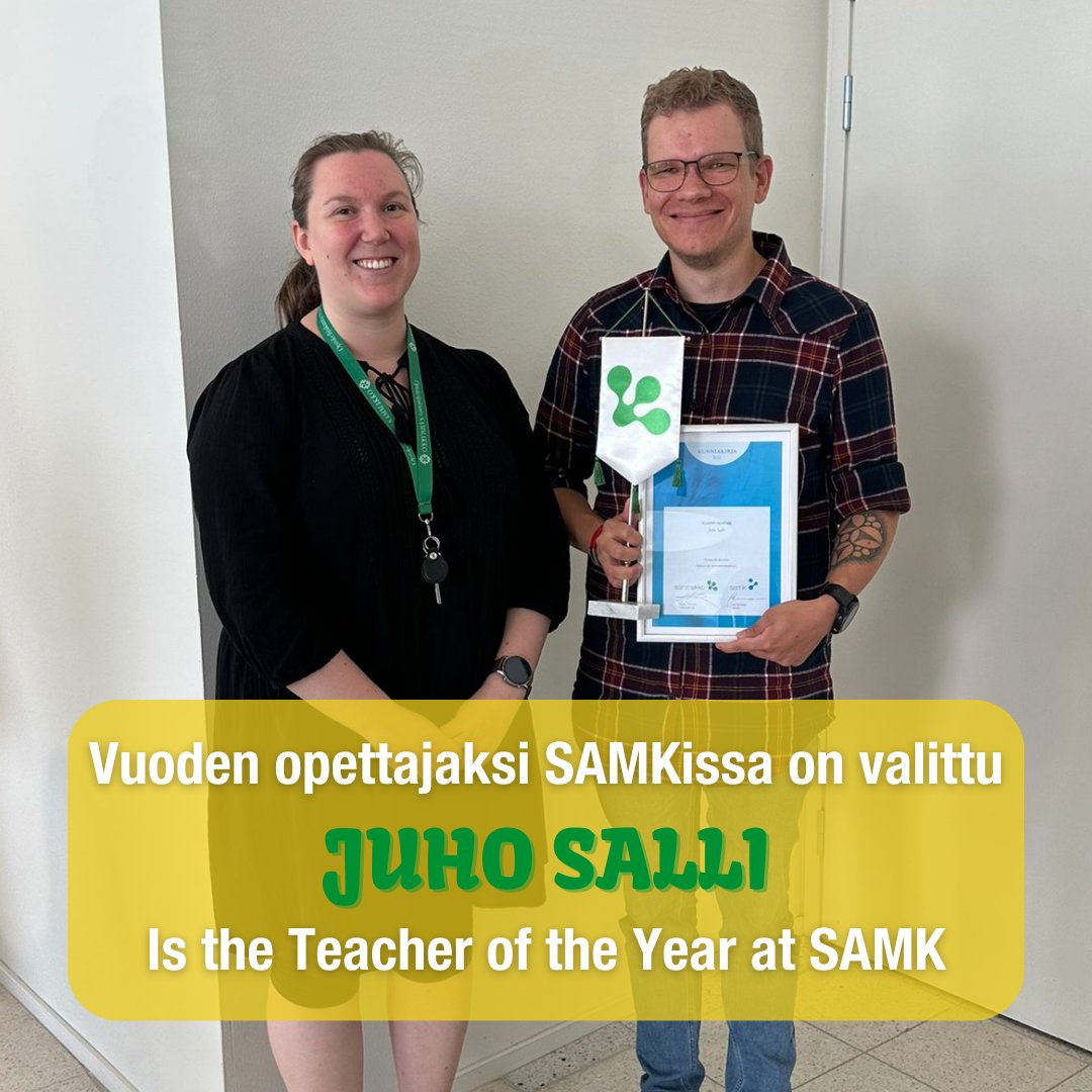 SAMMAKKOt's tweet photo. Juho Salli palkittiin vuoden 2022 opettajana tänään SAMKin henkilöstöpäivässä SAMMAKKOn hallituksen puheenjohtajan ja asiantuntijoiden toimesta. Vuoden opettajaa saivat äänestää kaikki SAMKin opiskelijat 💚 https://t.co/plo2MELskA