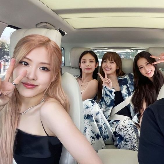 Ash_lex18's tweet photo. Familia, eso es blackpink para mí. Estoy muy agradecida d haberlas conocido en el momento exacto y preciso. Debería estar triste x no haberlo hecho antes, pero miro el presente y digo: Diablos!!! Estoy viviendo el mejor hito de estas mujeres. Lit Coachella, Jennie actriz y mas... https://t.co/3KTYrQwOkL