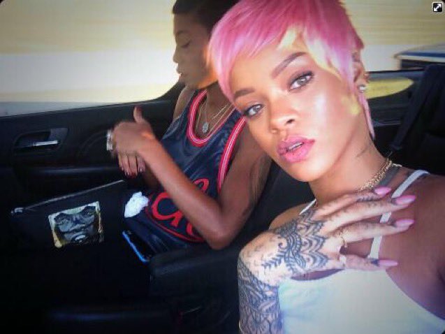 A very much needed thread of Rihanna’s iconic selfies .✨🪡