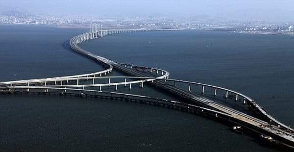 EngineeringElev's tweet image. The Danyang-Kunshan Grand Bridge in China currently holds the record for the longest bridge in the world, coming in at a whopping 164km (104 miles) long.