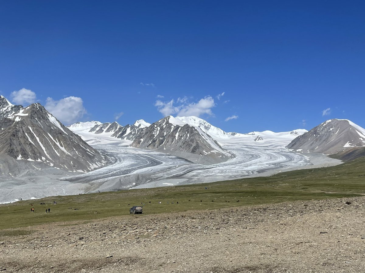 kinochytrid's tweet photo. Glacier in Mongolia （last month）
日が経つにつれ氷河が黒くなっていく様子が見れました!
#glacier https://t.co/VbFv896MaE