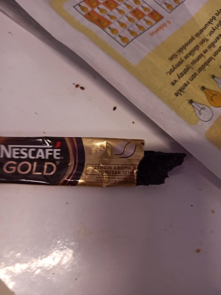 araploco1's tweet photo. Satın almış olduğum tek kullanımlık kahveden çıkan şeye bak direk fosil çıktı bunu nasıl bir açıklaması olabilir merak ediyorum @NescafeTR https://t.co/xbUq29GC0T