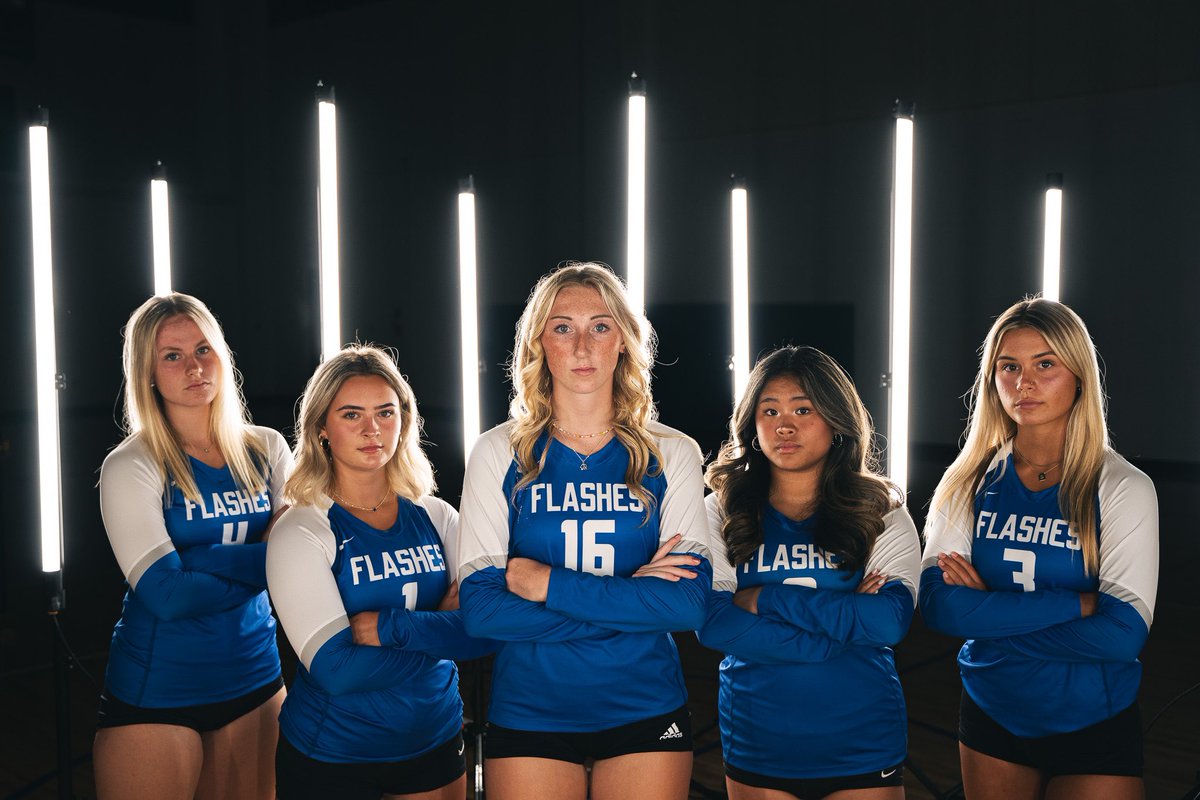 flashesvolley's tweet photo. J U N I O R S 🙌🏼 #weareflashes⚡️  #upperclassmen #work https://t.co/HzFKdn9i1b