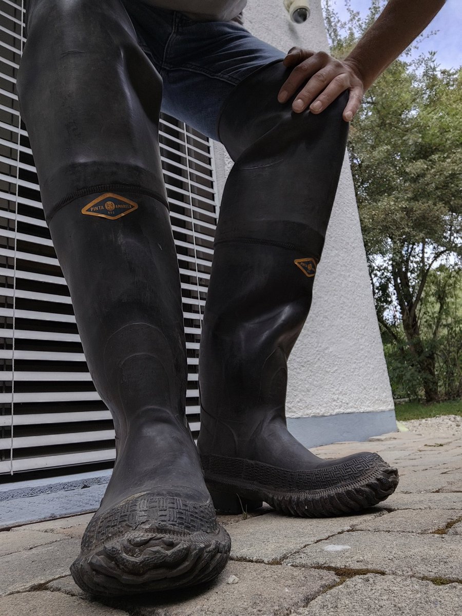 vintagewellies's tweet photo. I am sooo happy that I found a dream pair of the old vintage "Pinta Amarela" waders which are so unbelievable rare today! Made of thick natural rubber with the wonderful rubber smell! They stand up without wearing 🤪👍  Woow! 🤪🤪🤪😍😍😍😍😍😍 https://t.co/IZlYkeM0lI