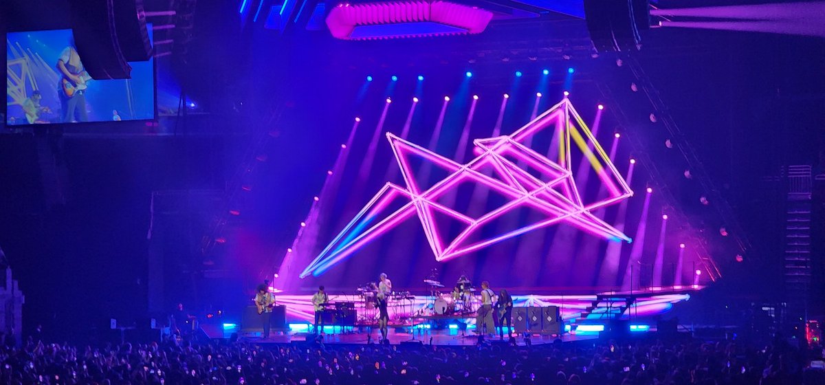 fredelicioso's tweet photo. It might be recency bias, but the @Paramore concert last night is definitely in the top 5 of concerts I've been to. #paramoreSF https://t.co/E4KPMYKtkY