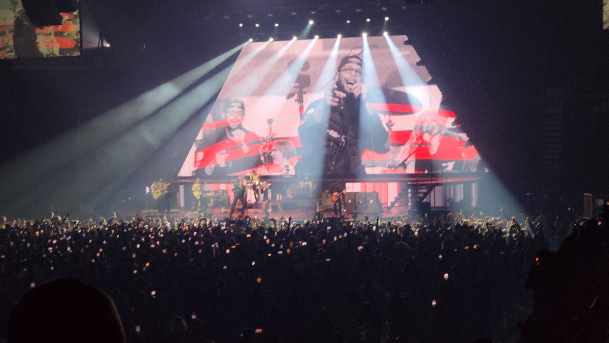 fredelicioso's tweet photo. It might be recency bias, but the @Paramore concert last night is definitely in the top 5 of concerts I've been to. #paramoreSF https://t.co/E4KPMYKtkY
