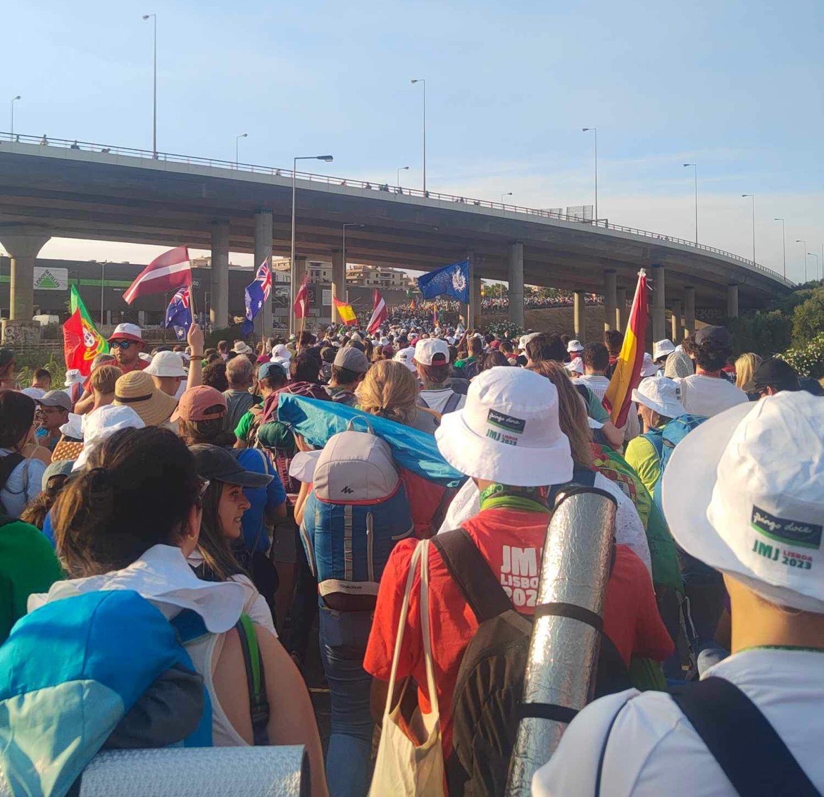 I took 3 days off Twitter and went to a religious event

This is the story of how 1.5M people helped me reconnect with god: