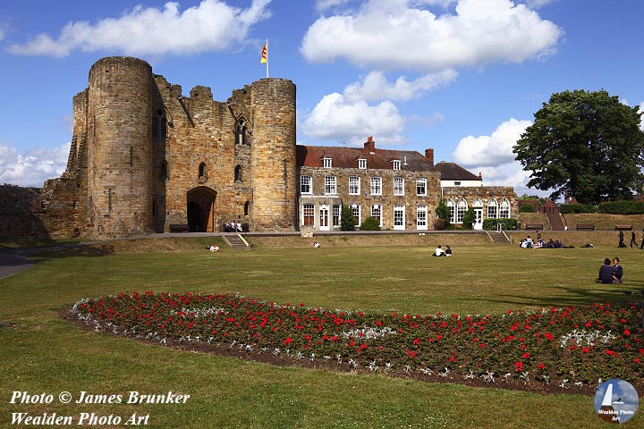 The fine twin towered gatehouse of #Tonbridge Castle in #Kent, available as #prints and on #gifts here FREE SHIPPING in UK:  lens2print.co.uk/imageview.asp?…
#AYearForArt #BuyIntoArt #FindArtThisSummer #castles #englishcastles #summer #historicbuildings #landmark #parks #gardens