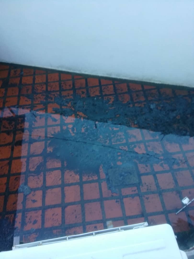 CCASBernardino's tweet photo. @harolclemente @gestionperfecta @HidroCapital2 la Casa Casa Hogar Madre Teresa San Bernardino se sigue inundando con aguas de Cañerias vienen de la av ppal afectando a los niños con condición de Salud están evacuando a los niños AYUDA URGENTE https://t.co/iRIO5t3ymW