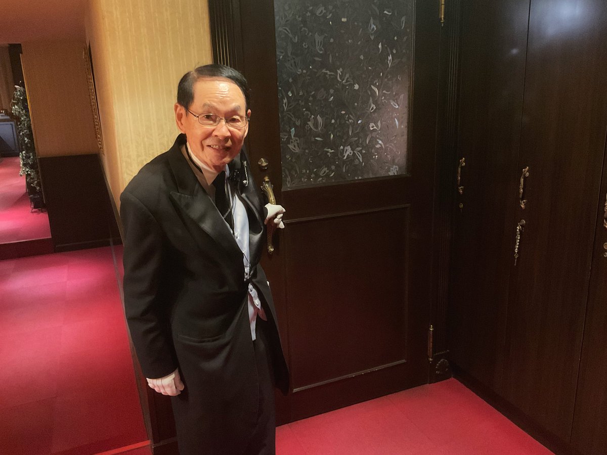 swallowtail_bc's tweet image. お嬢様、お坊っちゃま
当家「爺や」こと藤堂執事が
本日、長きの勤めを終えまして勇退致しました。

いままでも、これからも
お嬢様、お坊っちゃまが笑顔で過ごしてあられることを
藤堂はずっと願っております。

#執事喫茶　#藤堂　#執事　#爺や