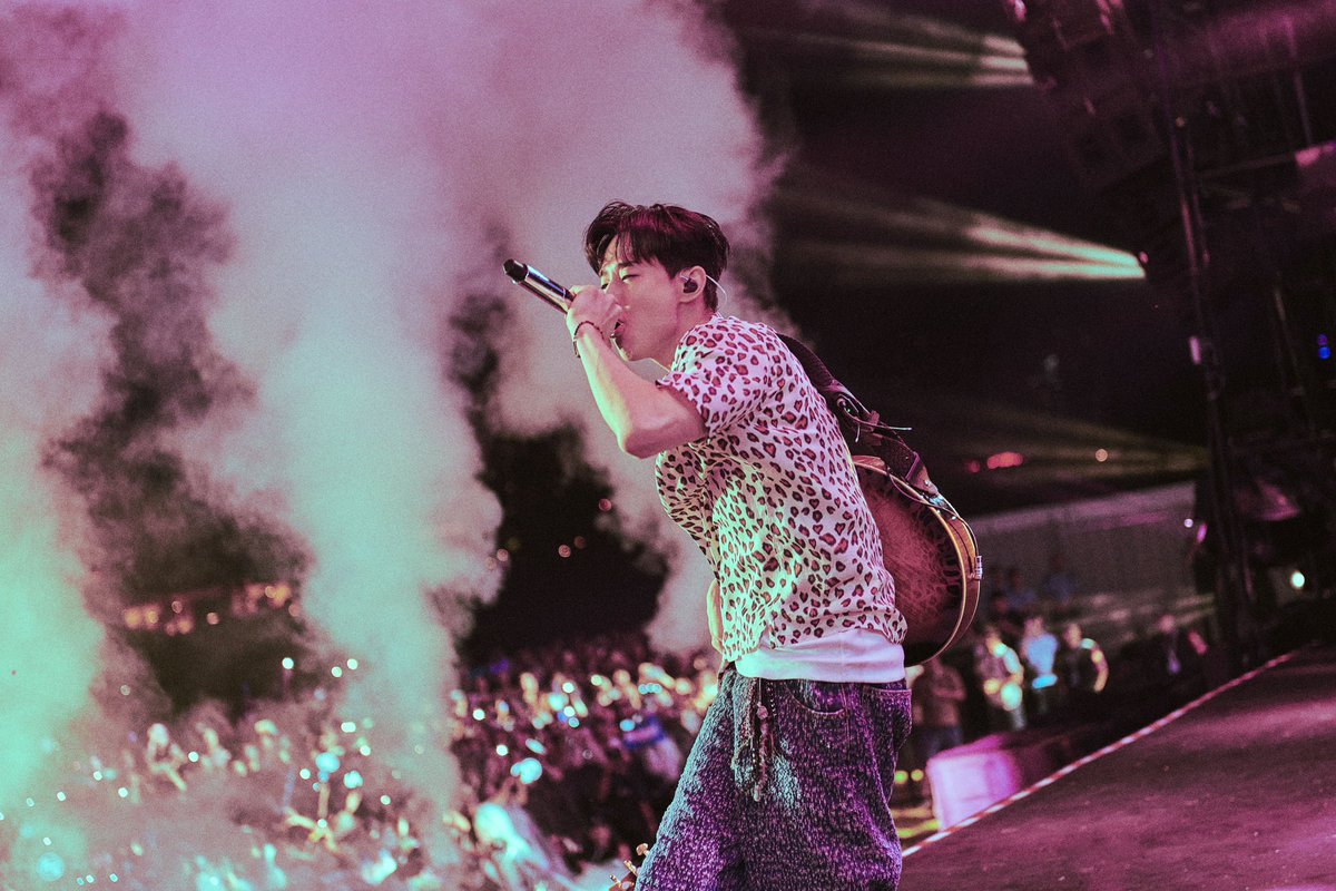 henrylau89's tweet photo. Always grateful for the love &amp; energy you bring 🤍 wishing for more opportunities to meet all of you soon 🙏 곁에 있어줘서 고마워요 우리 펜🖊️들!! 빨리 또 보고싶다!!! https://t.co/cjxtvNYNfL
