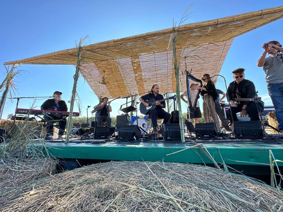 F3OccitanieLR's tweet photo. #gard : Stéphane #eicher en #concert gratuit en plein air au #Cailar pour un "déjeuner aux prés" et en paix ce mardi matin 📷FTV D.Clerc https://t.co/bmeMhDbdfG