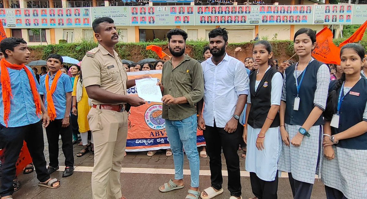 ABVPMangaluru's tweet photo. ಅಖಿಲ ಭಾರತೀಯ ವಿದ್ಯಾರ್ಥಿ ಪರಿಷತ್ ಕುಕ್ಕೆ ಸುಬ್ರಮಣ್ಯ ವತಿಯಿಂದ ಉಡುಪಿಯ ನೇತ್ರಜೋತಿ ಕಾಲೇಜಿನಲ್ಲಿ ವಿದ್ಯಾರ್ಥಿನಿಯರ ಶೌಚಾಲಯದಲ್ಲಿ ವಿಡಿಯೋ ಚಿತ್ರೀಕರಣ ಮಾಡಿದ ಮೂವರು ಮುಸ್ಲಿಂ ವಿದ್ಯಾರ್ಥಿನಿಯರ ಮೇಲೆ ಕಠಿಣ ಕ್ರಮ ತೆಗೆದುಕೊಳ್ಳುವಂತೆ ಜಿಲ್ಲಾಧಿಕಾರಿಗೆ ಮನವಿ ಮಾಡಲಾಯಿತು.
#udupifiles #abvpsubhramanya https://t.co/SAoEIre1Zy