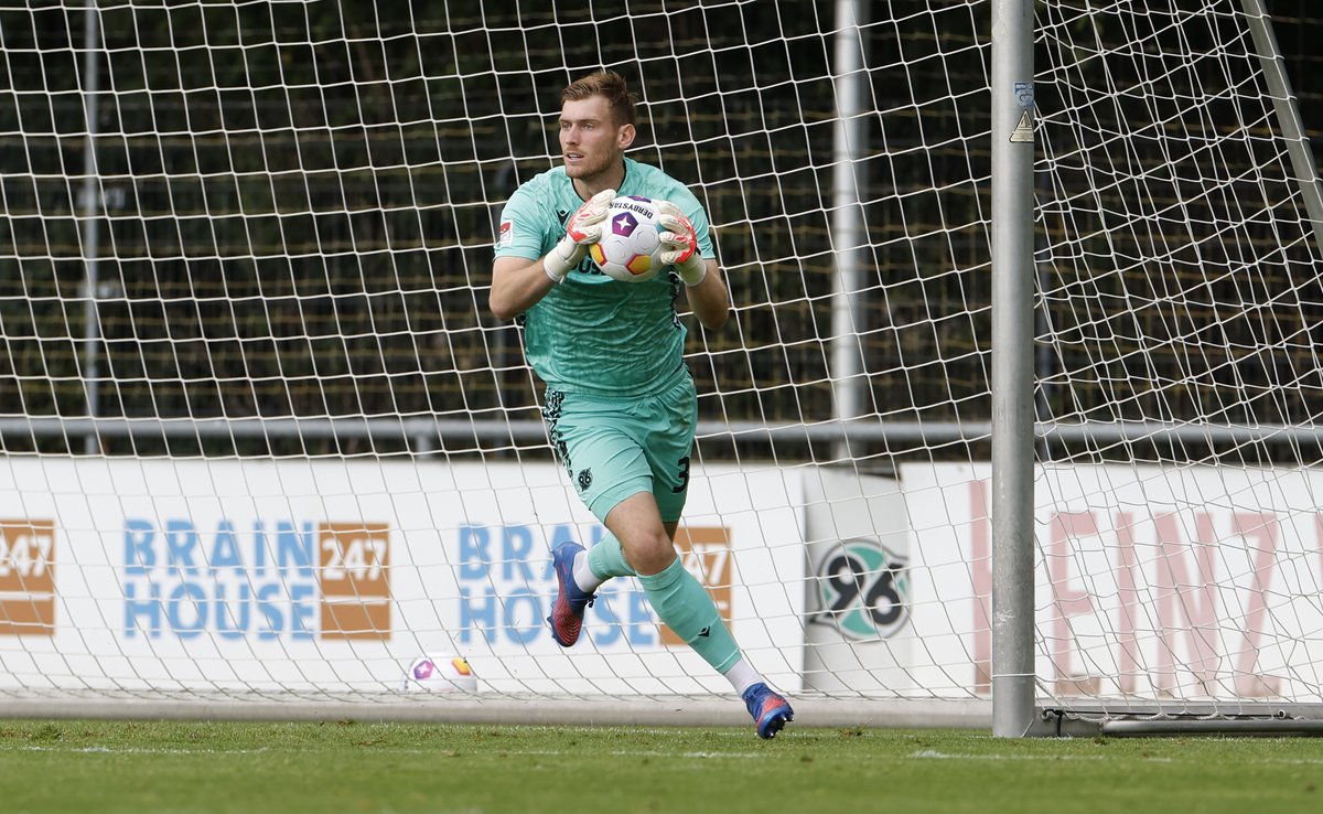 🧤 𝐔𝐧𝐬𝐞𝐫 𝐏𝐨𝐤𝐚𝐥-𝐊𝐞𝐞𝐩𝐞𝐫 🧤

Leo #Weinkauf wird in allen möglichen DFB-Pokal-Spielen in dieser Saison zwischen den Pfosten stehen. 🙌🏼

Ron-Robert #Zieler hütet das Tor in der Liga. 💪🏼

#H96 #NiemalsAllein ⚫️⚪️💚