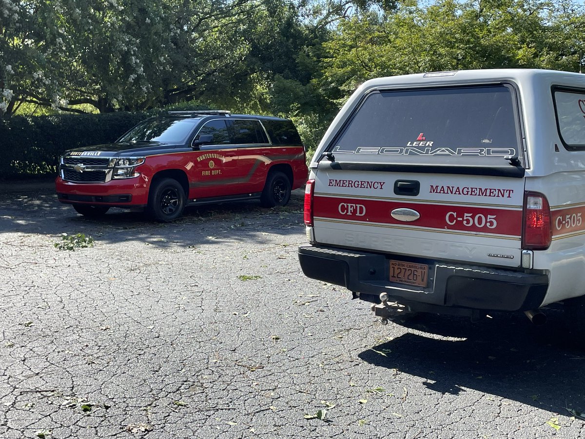 Huntersville_FD's tweet photo. *WEATHER UPDATE* Shout out to @CharMeckEM for visiting Huntersville today &amp; reviewing our storm damage from last evening. We appreciate your response, advice &amp; expertise. Welcome to the #Ville! #OneTownOneTeam #HuntersvilleFD #CMEMO https://t.co/8j9vHJJ8K7
