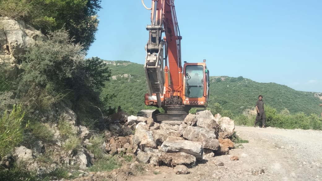 trailtrackpk's tweet image. @CDAthecapital has started destroying the national park again, seems like they have invaded the national park with heavy machinery in shah allah ditta area, the purpose is to give road access to housing societies
#stopmadness #savemhnp #savewildlife #iwmb @Noormengal_