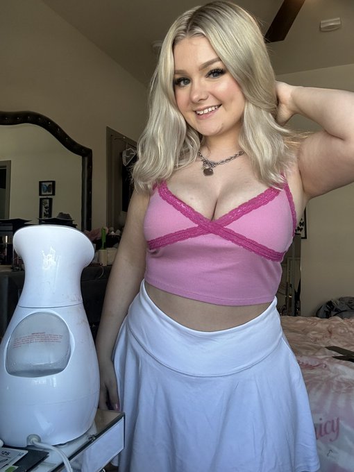 birthday girl! officially 24 today 🥵🥴 https://t.co/8Lr8WAvJgH