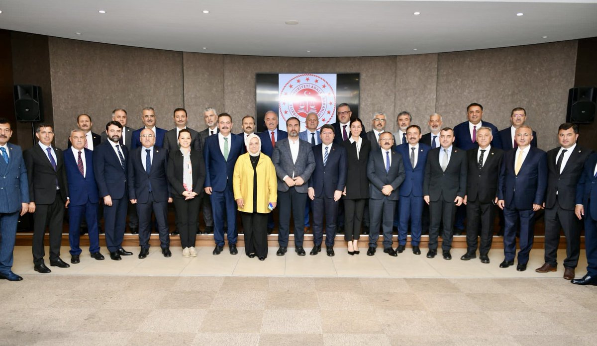 Bugün Adalet Bakanımız Sn. Yılmaz Tunç’un konuğuyduk. 

Kendilerinin ev sahipliğinde; Karadeniz Bölgesindeki milletvekillerimizle bir araya gelerek istişarelerde bulunduk.

Sayın Bakanımıza misafirperverliği için şükranlarımı sunuyorum. 

📍Ankara Hakimevi | <a href="/yilmaztunc/">Yılmaz TUNÇ</a>