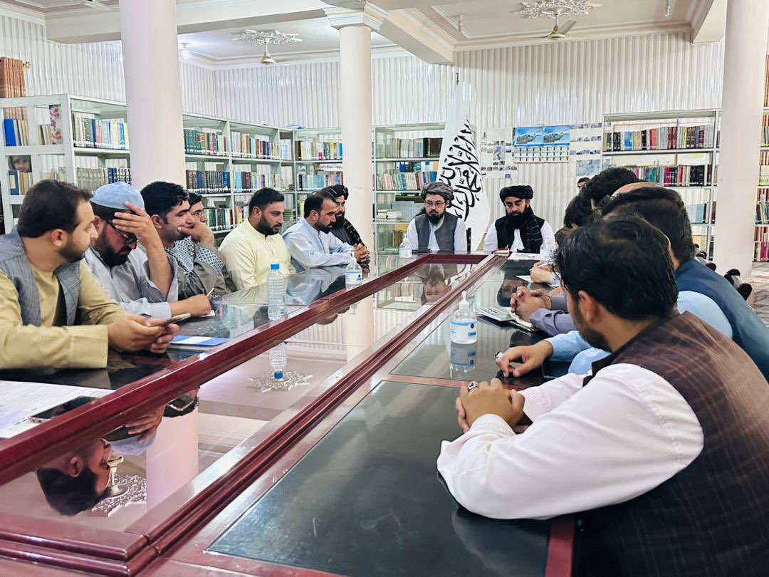 د اسلامي امارت ویاند ذبیح الله مجاهد د کندهار له خبریالانو سره لیدلي او له هغوئ سره یې اطلاعاتو د لاسرسي او نورو برخو کي د همکارۍ ژمني کړي.
ښاغلي مجاهد وویل، چي د رسنیو قانون جوړ سوی، د مشرتابه له کتني  وروسته به یې عملي کړي.