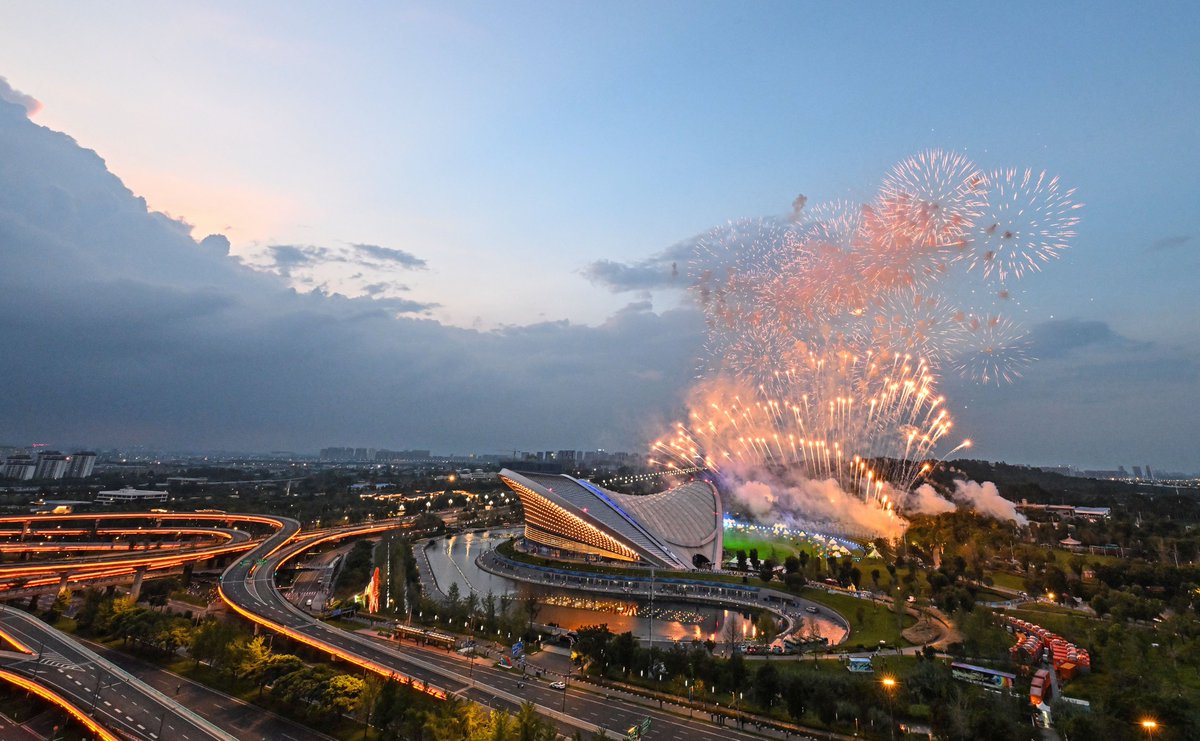 Thank you #Chengdu for an energetic, creative and memorable closing ceremony of #FISUGames at Open Air Music Park! Chengdu Makes Dreams Come True!