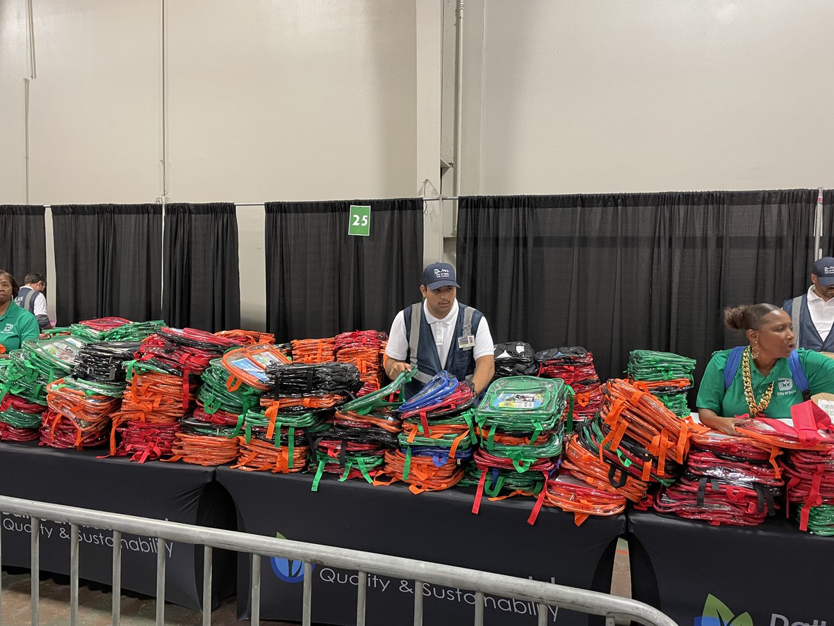 311Dallas's tweet photo. The 27th annual Dallas Mayor's Back to School Fair was a success, and Dallas 311 was proud to support our local communities during the event. #DallasParks #latinosunidos #dallaslatinos #latinosdallaS #dallasmayor #dallascitycouncil #DallasCityCouncil #pleasantgrove #dallas311 https://t.co/Fh9pXFrUwb