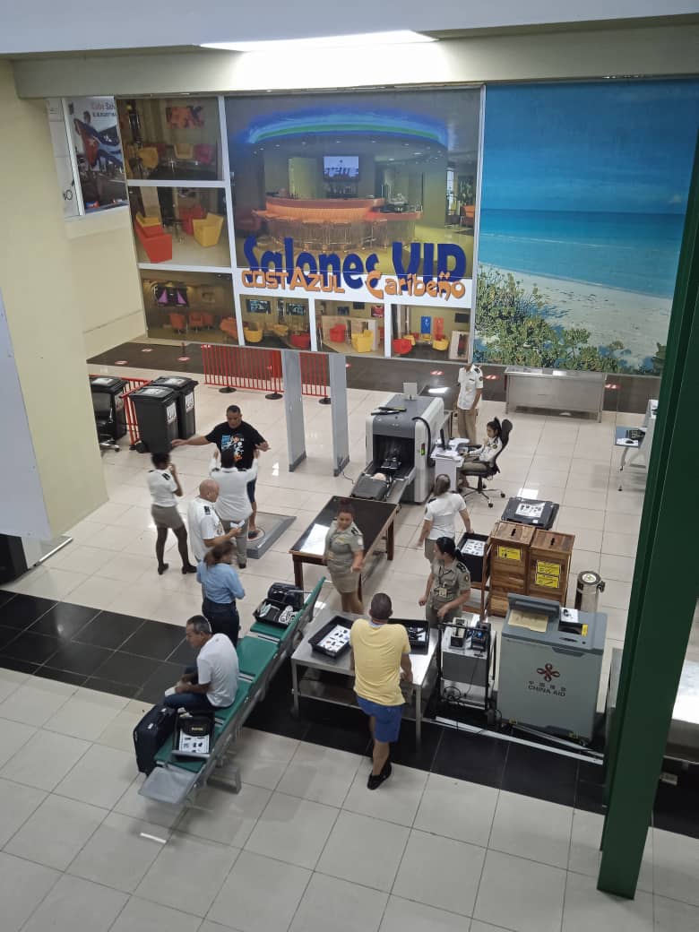 📸Imágenes: en tiempo⌛️real de los controles🛃de seguridad donde la profesionalidad🧑‍💻 y la amabilidad de nuestros🧑‍✈️oficiales son la puerta🚪blindada al 💪éxito en nuestro encargo social #AduanadeCuba #ServicioDeExcelencia #CubaDestinoSeguro
