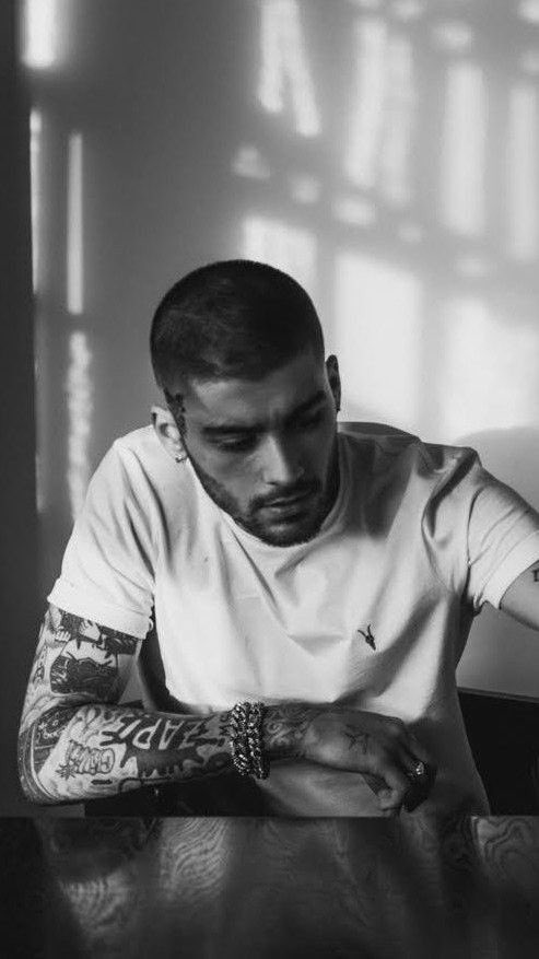 everythingzm's tweet photo. zayn in black and white🖤 https://t.co/5g8EYrVwt5