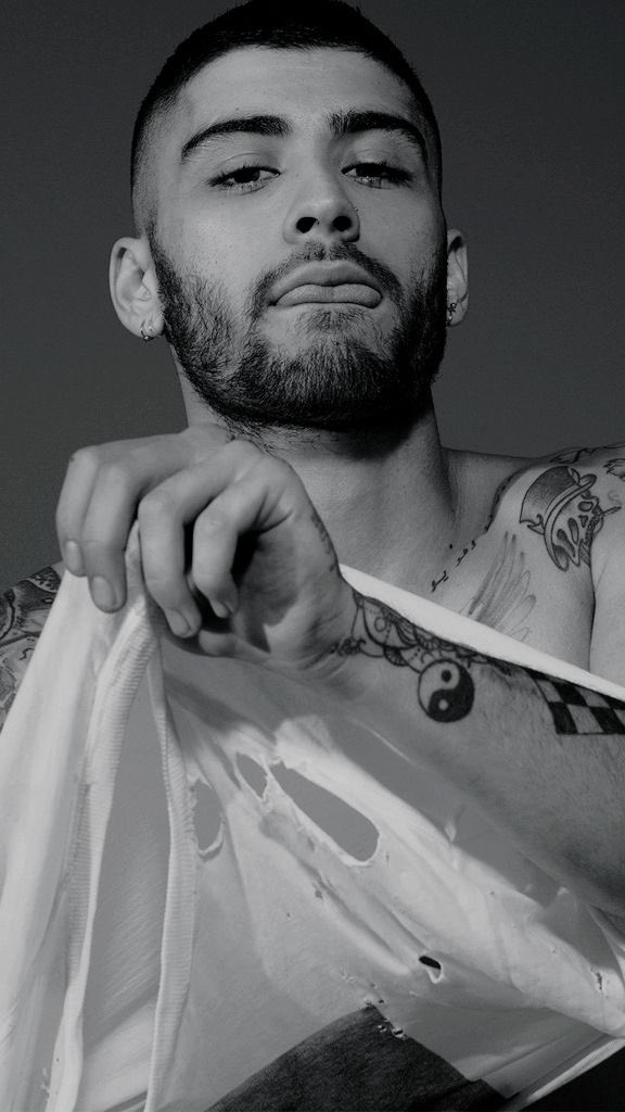 everythingzm's tweet photo. zayn in black and white🖤 https://t.co/5g8EYrVwt5