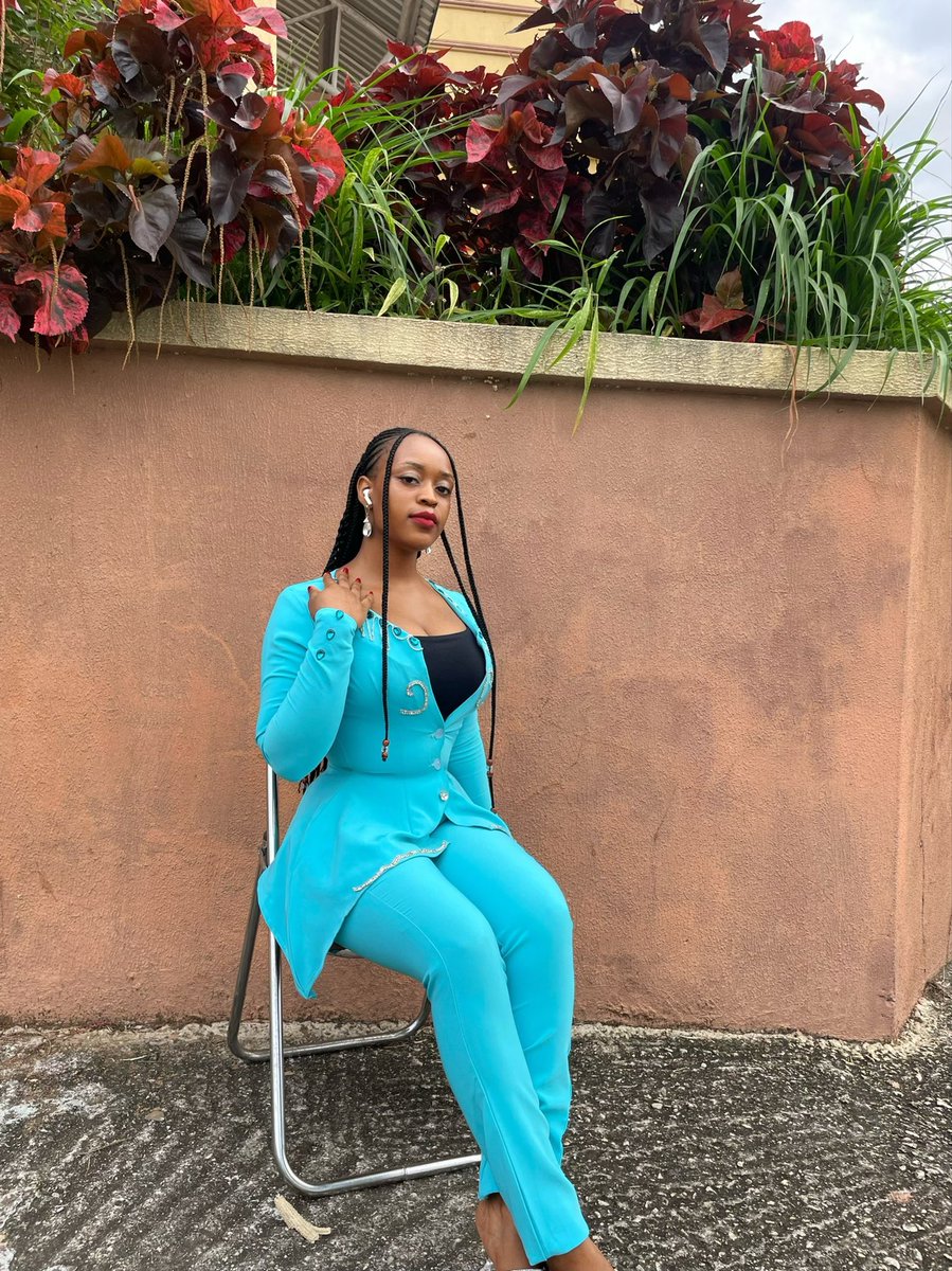 taylaw_Aisha's tweet photo. I had to come through for my final year corporate day wearing a fit i made🥰💙💙🦋 https://t.co/Nza44uMV1J