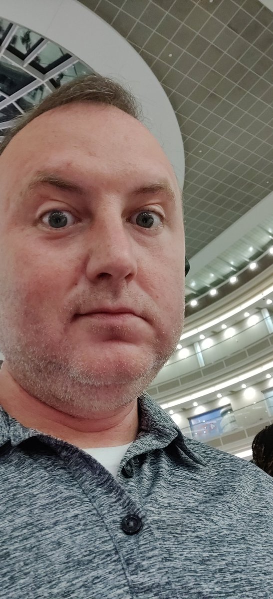 ALovitz's tweet photo. Early morning airport selfie... Vegas here I come! #Vegas #APAWorldChampionships https://t.co/7E32W48xlW