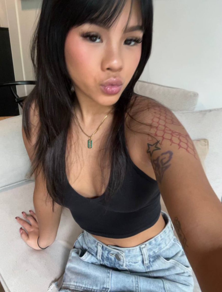 KaiaKacey's tweet photo. is just one kiss too much to ask for? #leaked #girls #asian https://t.co/mM1iBoOilm