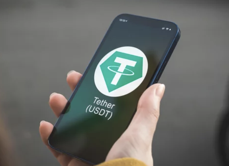 it0ken's tweet photo. ビットコイン界の巨人、テザー社の保有量が明らかに
仮想通貨リサーチ企業「https://t.co/k1USJoXsNm」のアナリスト、トム・ワン氏によれば、テザー社のビットコイン保有量は約55,000BTCと判明したようです。
これは、テザー社が世界で11番目に多いビットコインを保有している可能性があるとのことです。
また、テザー社の営業利益は1,422億円を超えており、一部はビットコイン関連の投資に用いられているようです。
さらに、テザー社とビットフィネックスに対する集団訴訟が米国の地方裁判所で却下されました。
この勝利により、テザー社の今後の展開が業界から注目されています。
テザー社(USDT)とビットコインの関係性: 透明性の時代の影響とは?
仮想通貨業界において、テザー(USDT)はステーブルコインの市場時価総額で第1位、全体の仮想通貨市場ランキングでも第3位を誇る存在となっています。
リサーチ企業がテザーが所有しているとされるビットコインのアドレスを特定したとの情報が出てきました。
ブロックチェーン業界においては、全資産と取引の履歴は公開されており、こうしたリサーチを通じて情報が公開される可能性があります。
これらの影響について考察します。
現時点では、このアドレスが実際にテザー社のものであるかどうか、テザー社側からは肯定も否定もされていません。
しかしこれは、現実の世界には発生しない仮想通貨市場特有の問題提起を含んでおります。
簡単に言えば、テザー社がビットコインを購入すればビットコインの価格は上昇し、売却すれば価格は下落する。
このようなトリガーが暴露されてしまったのです。
テザーによるビットコインバブルが再び!?
テザーは、市場におけるその影響力から、過去にビットコインの価格を操作しているとの指摘を受けてきました。
今回も、第三者のリサーチを通じて、同様の事態が生じる可能性があります。
人類はすべての情報が公開されている状況をまだ上手く活用できていないのかもしれません。
もちろん良い意味もあります。情報が公開されることによって健全な経営をしているかが一目でわかるので、ある程度の信頼性へと繋がっています。
今後、取引所だけでなく、WEB3.0の企業の資産状況や、利用者であるユーザーの残高や富裕層の情報などが、より多く公開される時代になるでしょう。
WEB3.0の時代には、不正会計や虚偽の報告は一発で暴露されることになります。
同時に、公開アドレスの所有者を特定するのが難しいという、ゼロ知識市場と呼ばれる業界も成長してくるでしょう。
このような公開の文化に、企業だけでなく、ユーザーも慣れていく必要があります。
仮想通貨の透明性がもたらすメリットとデメリット、そのバランスをどのように取るかが、これからの課題となりそうです。