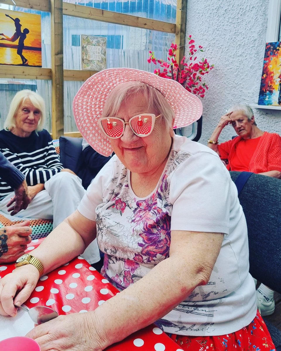 How brilliant is the reflection in Kathleen’s glasses?! The sun may not be out but we’re still enjoying relaxing in our garden room at the centre. Fingers crossed for some sunshine for the rest of August 🤞 #dementia #alzheimers #caresector #socialcare #carers #elderly