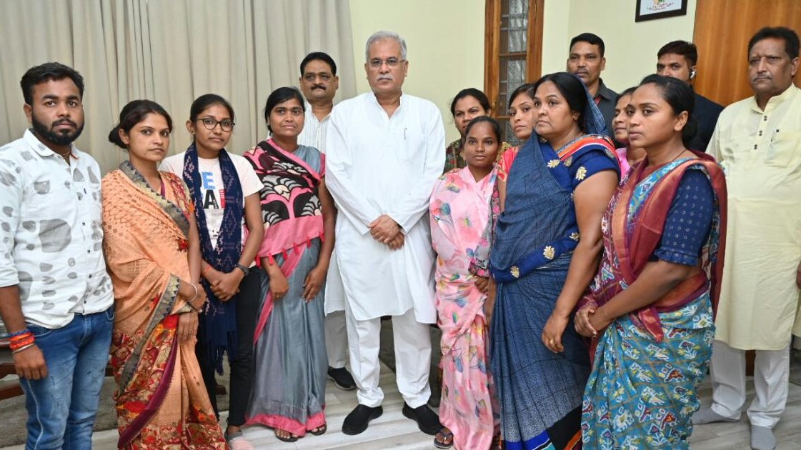 ChhattisgarhCMO's tweet photo. मुख्यमंत्री श्री @bhupeshbaghel से अनुकम्पा नियुक्ति शिक्षाकर्मी कल्याण संघ के सदस्यों ने की सौजन्य मुलाकात।

- उन्होंने श्री बघेल को संघ की विभिन्न मांगों से अवगत कराया जिस पर मुख्यमंत्री जी ने उन्हें उचित कार्यवाही करने का आश्वासन दिया।

#छत्तीसगढ़_सरकार_भरोसे_की_सरकार #Chhattisgarh #bhupeshbaghel @RaipurDistrict
