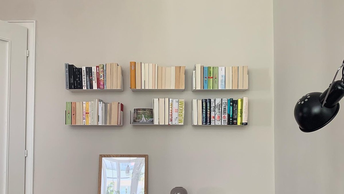 TEEbooks_'s tweet photo. Quelles sont vos astuces pour organiser vos précieuses collections sans vous séparer de vos coups de cœur ? 😜💡
#PasAssezDePlace
#BibliophileLife #BookLoverForever #AmourDesLivres 
📷 @leamkb https://t.co/zVGE4zpqMY