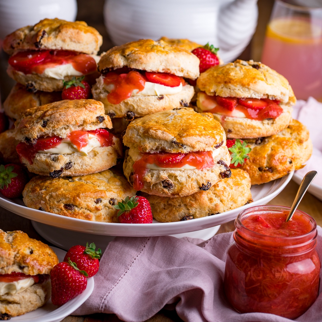 Sourdough scones with rhubarb and strawberry compote. 
Light and fluffy scones with a twist - using sourdough discard to add flavour.

kitchensanctuary.com/sourdough-scon…
#ad #afternoonteaweek #foodie
