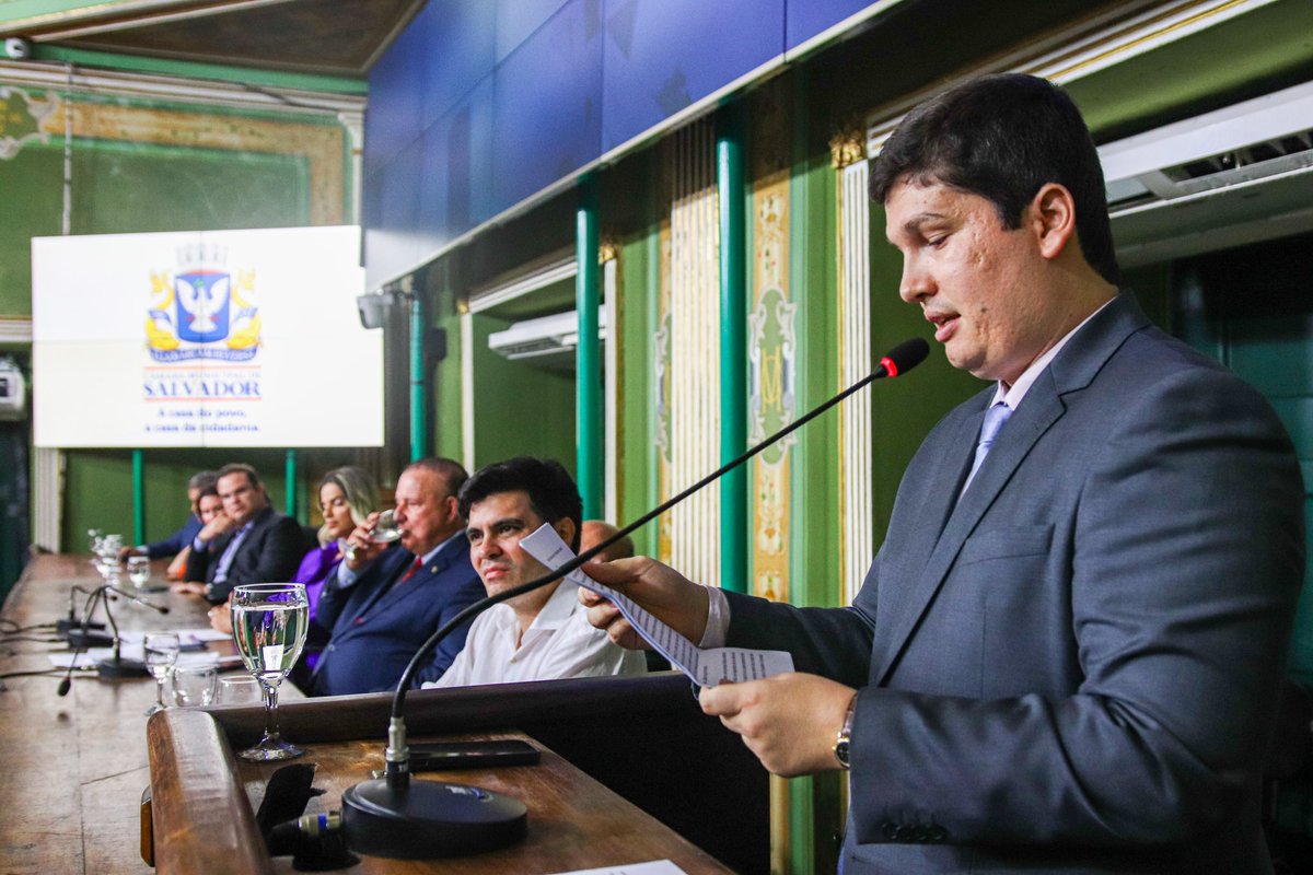 victordojornal's tweet photo. Dos interioranos que buscam oportunidades de vida aqui, sou mais um deles, cujo passaporte foi o estudo e acabei fixando minha morada em Brotas. Alegria, Alegria e Alegria! Agradecer a @RobertaCairesba pela proposição e toda @CamaraSalvador pela aprovação unânime deste título de cidadão soteropolitano. #alegria #politica #camaradesalvador #salvador #soteropolitano #jornalismo #jornalismopolitico #bahia