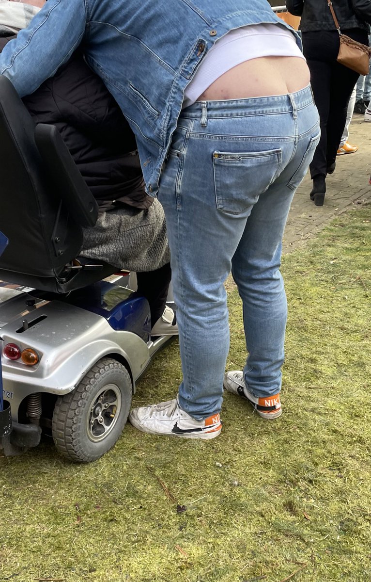 thatbuttcrack's tweet photo. At a party this year, 2023. 
📷 Taken by me

#buttcrack #bilspleet #bilnaad #bilnaat #bouwvakkersdecolleté #bouwvakkersdecollete #bouwvakkersspleet #plumberscrack #plumberscrack #buildersbum #buildersbums #ass #crack #asscrack #butt #cleavage #reetspleet #reet #spleet #kont #fail https://t.co/XBKGRhPeef