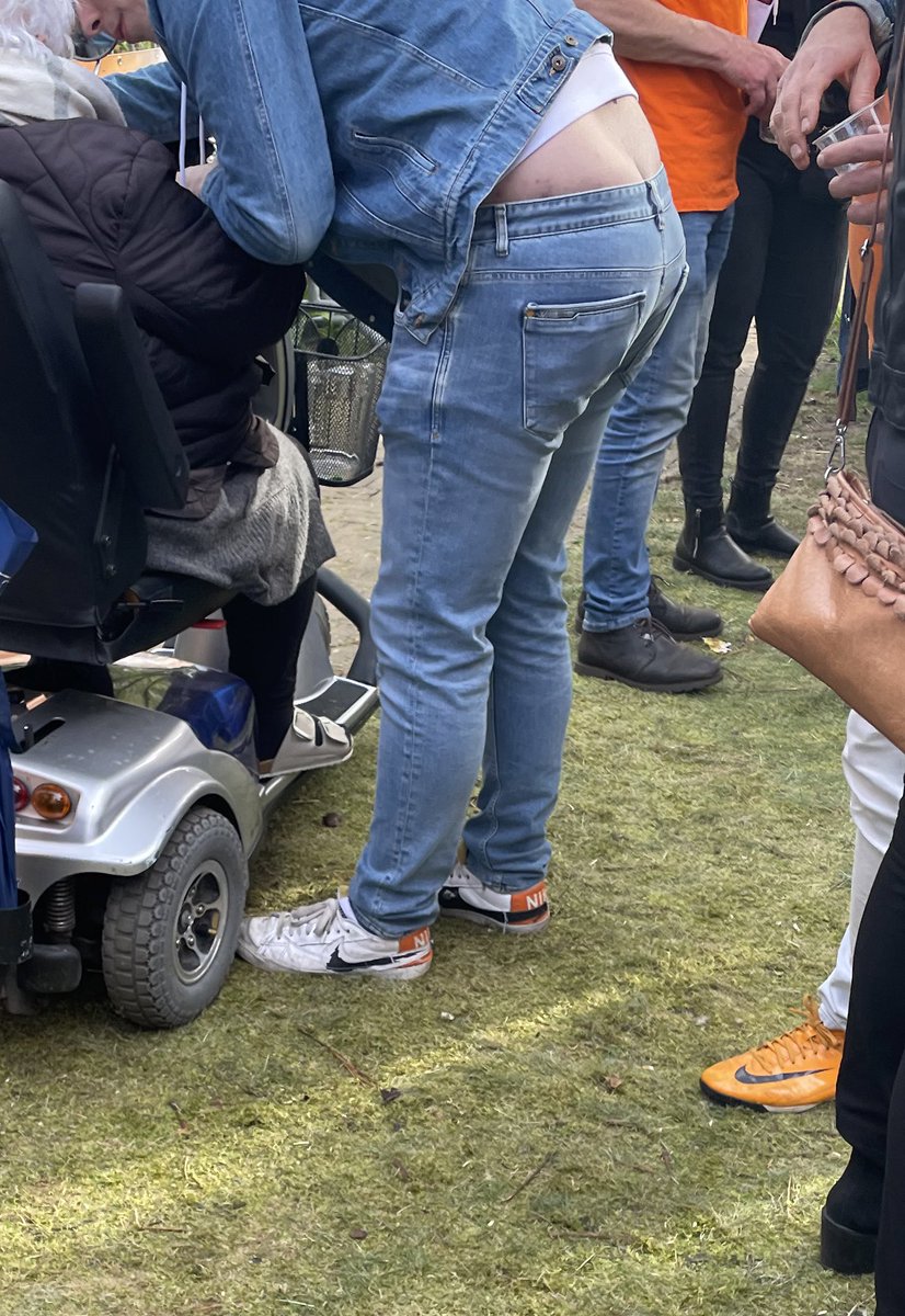 thatbuttcrack's tweet photo. At a party this year, 2023. 
📷 Taken by me

#buttcrack #bilspleet #bilnaad #bilnaat #bouwvakkersdecolleté #bouwvakkersdecollete #bouwvakkersspleet #plumberscrack #plumberscrack #buildersbum #buildersbums #ass #crack #asscrack #butt #cleavage #reetspleet #reet #spleet #kont #fail https://t.co/XBKGRhPeef