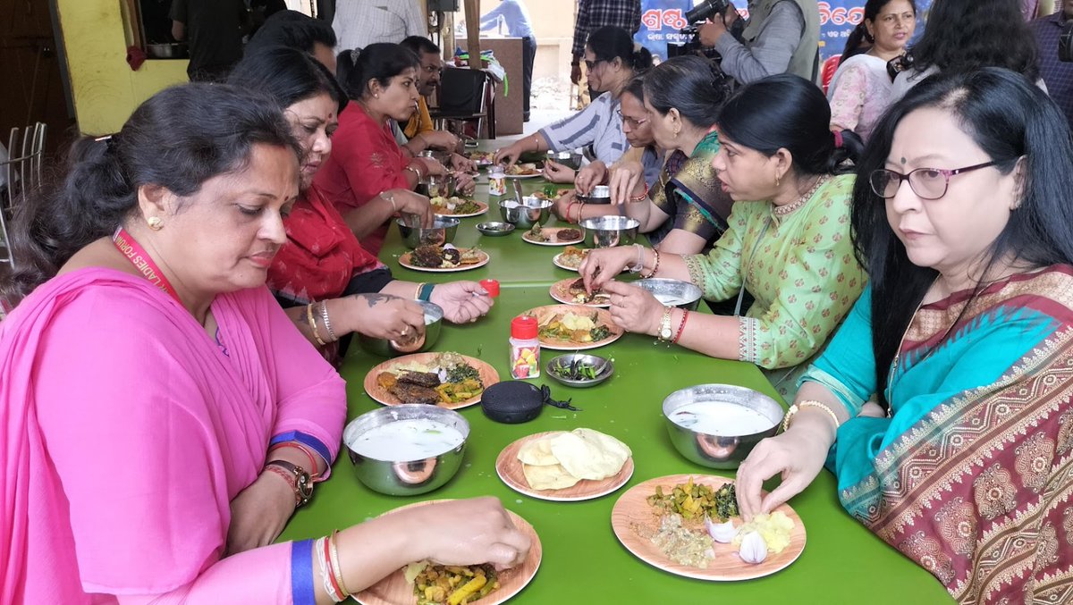 SNLF_ngo's tweet photo. Celebrating the essence of Odia culture and cuisine! Join us for a delightful journey into the world of Pakhaḷa, a traditional dish that brings together the flavors of unity and diversity. 🍚🌿 #PakhaḷaDiwas2023 #OdiaCuisine #CulturalHarmony https://t.co/tdR1bqPT1h