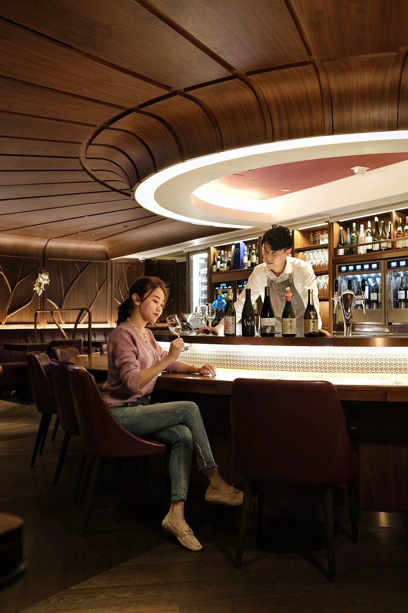 MO_LANDMARKHK's tweet photo. Journey with us for unmatched wine tasting experience at SOMM. Let our seasoned sommeliers to guide you to the perfect sip with SOMM's over 100 wine-by-glass selections of champagnes, wines and sakes. https://t.co/6RUsGeYfJO