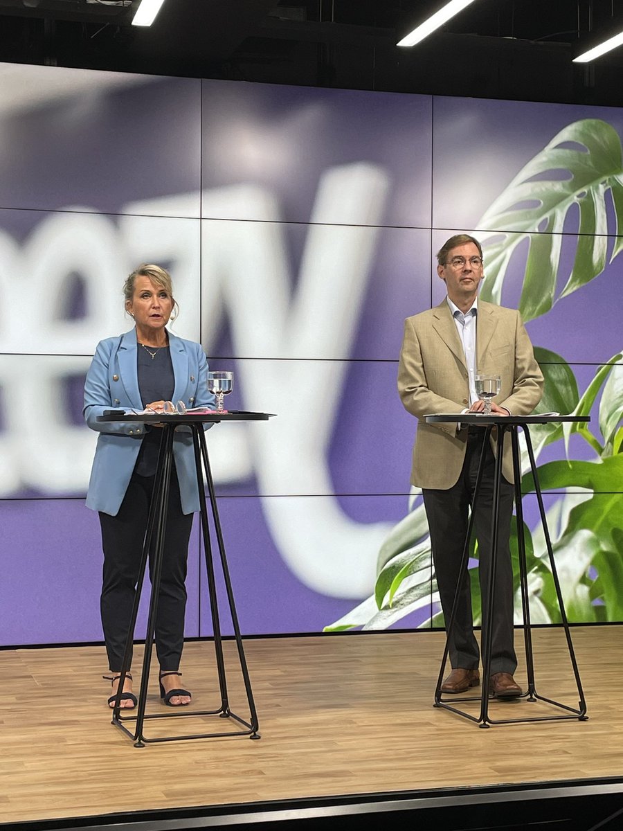 Toimitusjohtajamme Siina Saksi esittelee ensimmäistä kvartaaliraporttiaan Eezyn johdossa. Eezyn monipuolinen osaaminen ja intohimolla työhönsä suhtautuvat eezyläiset ovat tehneet vaikutuksen. #eezy #q22023