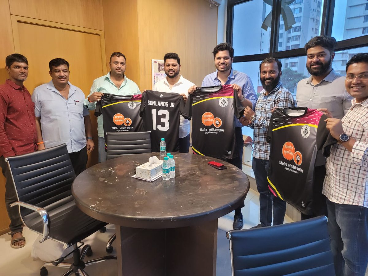 foreverAwesum's tweet photo. With the Blessings of Shri @AUThackeray @the_yuvasena  : Unveiling of Somlands Sports Club Jr (Bandra west) Jersey's by @SardesaiVarun at Shiv Sena Bhavan... Thank You Vinod  Mohite Patil ji #shivsena #yuvasena #football
#bandrawest @bandrabuzz https://t.co/Xy70yNIKYj
