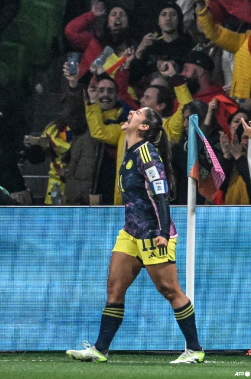 La capitana. La máxima goleadora colombiana en Mundiales. La máxima goleadora histórica de la Selección Colombiana. La máxima goleadora histórica del fútbol colombiano. La tres veces mundialista. La dos veces olímpica. La medallista panamericana. La que se recuperó de lesiones