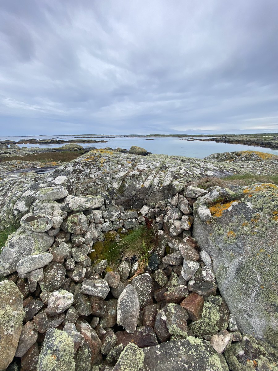 colmog1's tweet photo. Tornóg aoil i mbarr an tsáilín i Muighinis. Thabharfaí aolchloch isteach as Árainn sna seanlaethanta agus dhófaí na clocha aoil sa tornóg. Chuirfí ar na fataí an púdar mar leasú &amp; ar bhallaí tí. #IorrasAithneach https://t.co/lQEzL1W7Pa